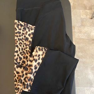 ZYIA black and leopard stripe size 4 Capri